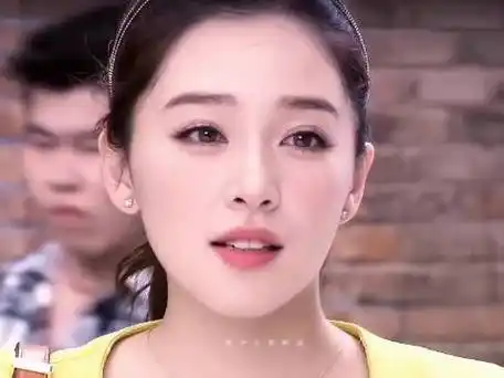 叶琳真的是千金大小姐代表,琥珀色的瞳孔真的很美,当时看璀璨人生的