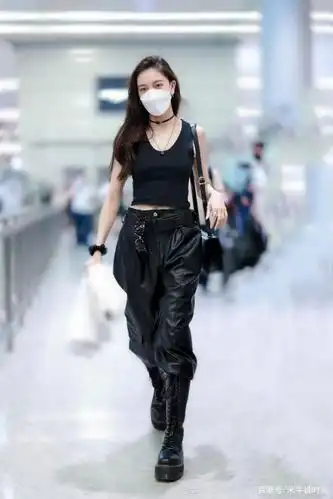 宋妍霏太拼了!为凹造型大热天穿工装皮裤,又飒又a气质绝了