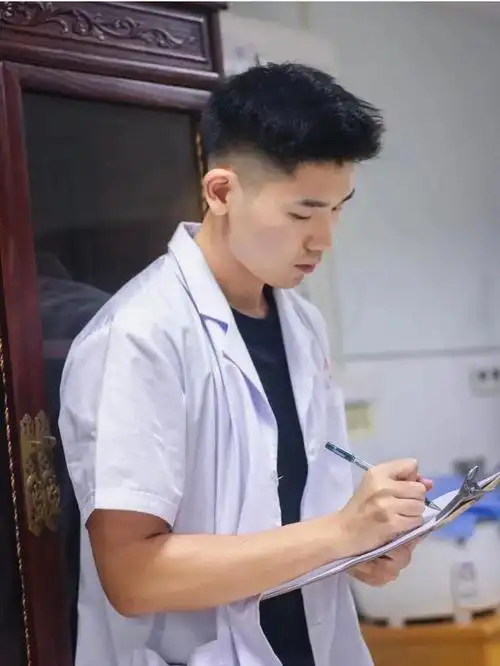 这枚帅气医生穿着正装的模样,我可以