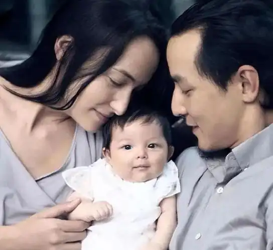 吴彦祖10岁女儿近照曝光吴斐然挑染粉发好时髦和妈妈长超像