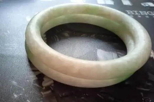 能使其拥有较好的收藏与佩戴价值,受到了许多爱玉人士的追捧,石英岩质