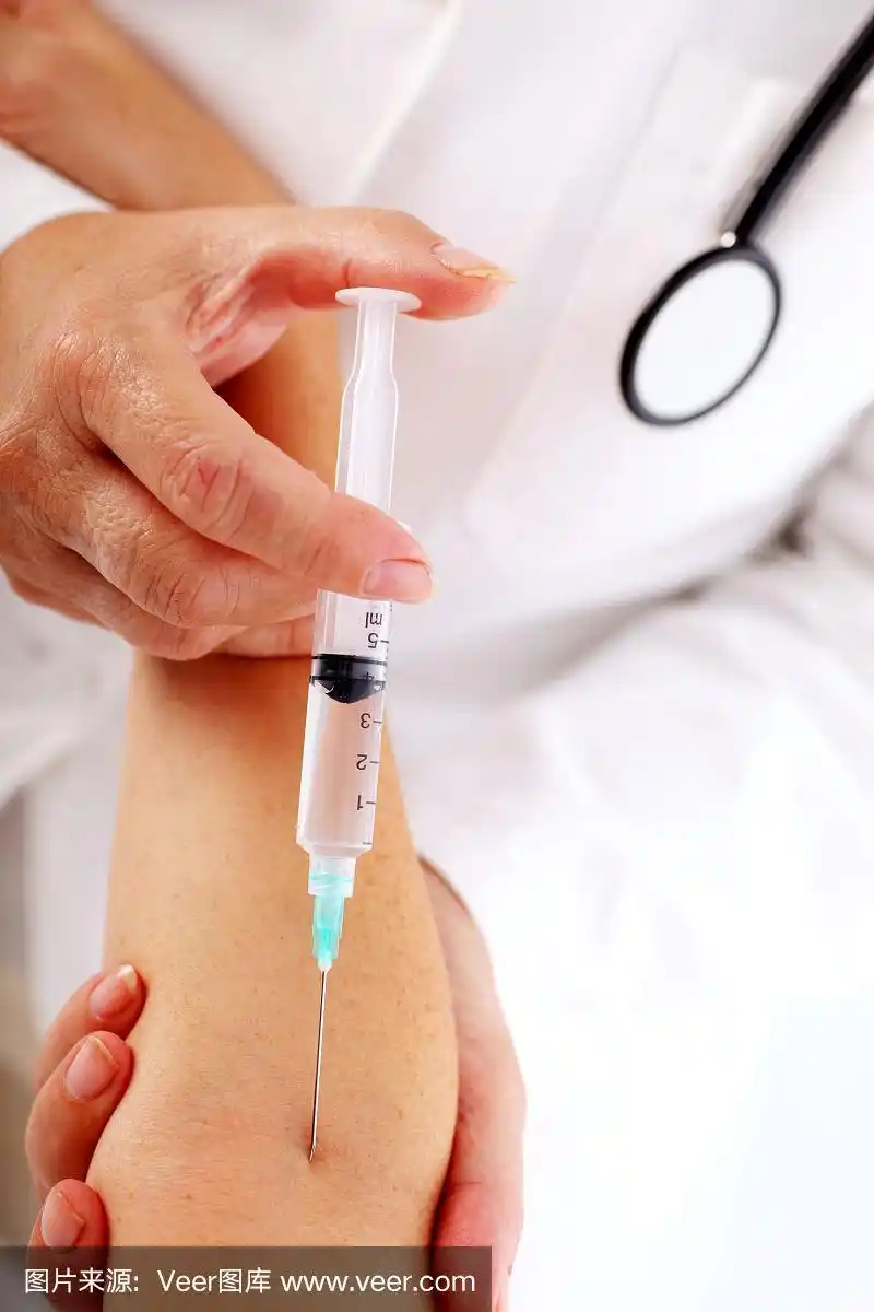 特写医生的手给病人打针.
