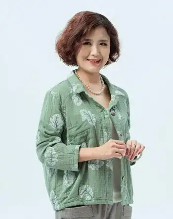 时下较流行的50岁中老年女士烫发发型时尚又端庄