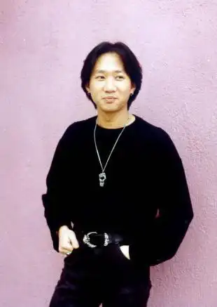 就在家驹逐渐恢复记忆后,当时配合阮忠元救下家驹的那位仁兄偷偷来到