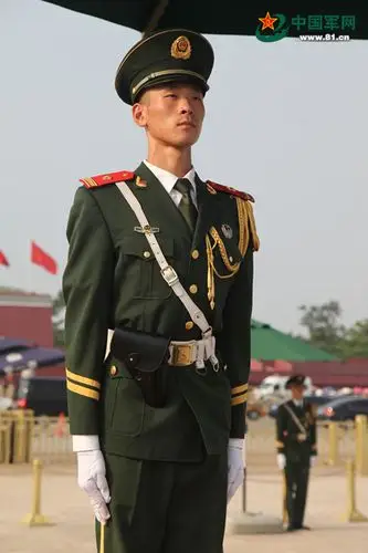 国旗班战士跳水救人,救不救对军人来说根本不是问题