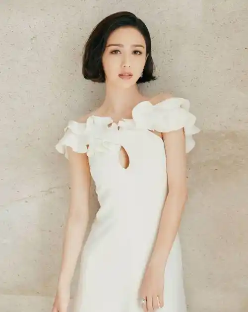 佟丽娅晒美照,蝴蝶背成最大亮点,真的有37岁吗?_照片_状态_造型