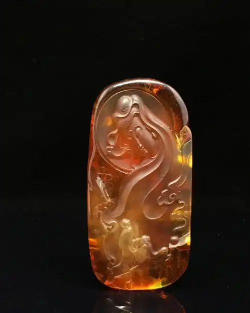 天然琥珀雕刻件