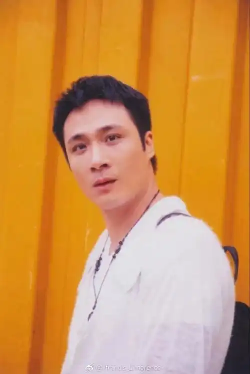 吴镇宇:我在等一辆迟来的公交车,我知它一定会来.