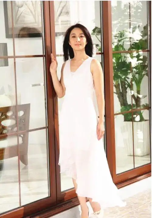 56岁关咏荷与张家辉同框穿绿色高光色长裙好惊艳不像两孩子妈