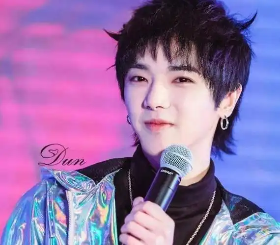 华晨宇花花多少岁(华晨宇和前女友合照被扒)(3)