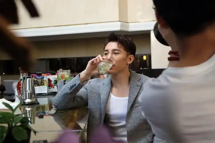 近日,在《诛仙青云志》曾有过精彩出演的丁一受邀某