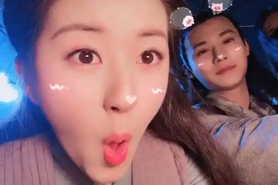 娱记曝赵露思跟郑业成片场有过暧昧,男方早些年已隐婚_俩人_老婆_圈外