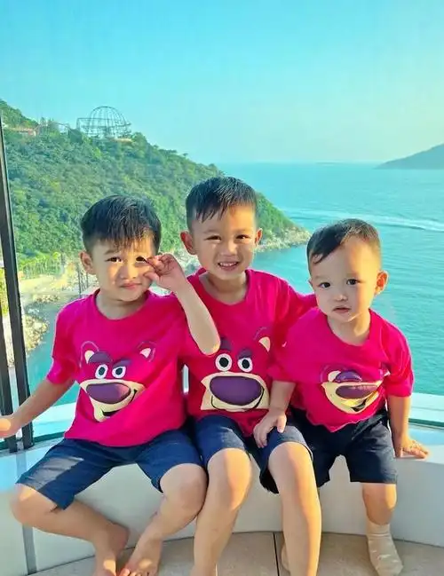 胡杏儿携全家外出度假细腰美腿身材好三个儿子颜值均在线