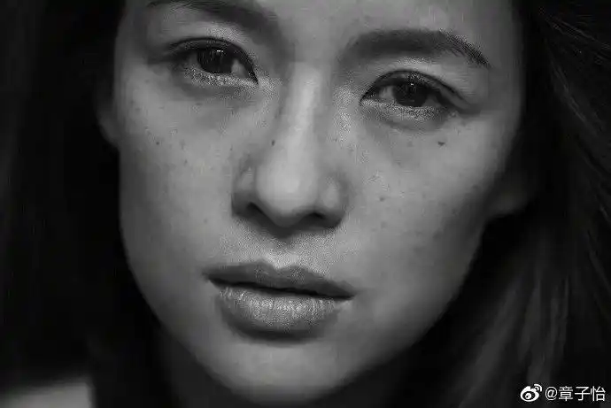 章子怡发文怀念摄影师林德伯格,晒黑白妊娠斑素颜