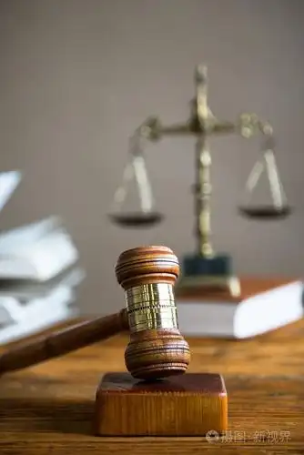 法律概念 —— 开放法律书籍用木制法官木槌在蓝色背景上法庭或法律