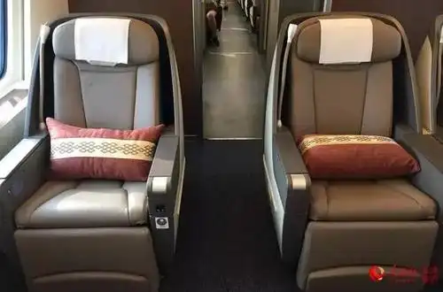 均设有一等座和二等座,不过"复兴号"没有特等座,只有商务座,而"和谐号