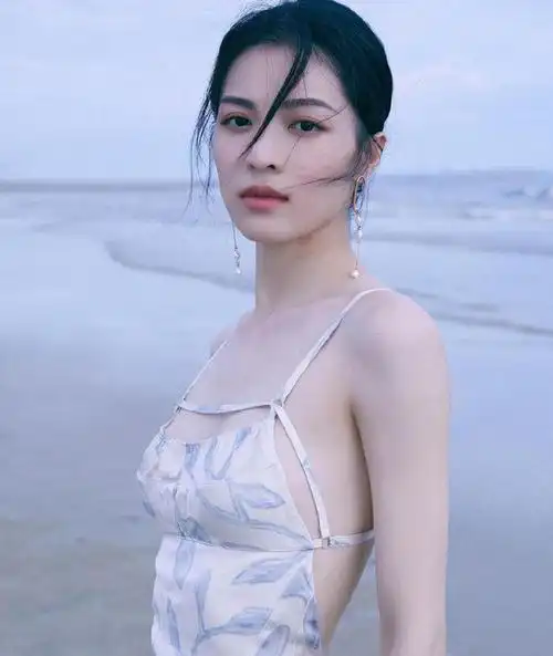 钟楚曦的身材比例太完美一袭吊带连衣裙性感优雅美得让人心动