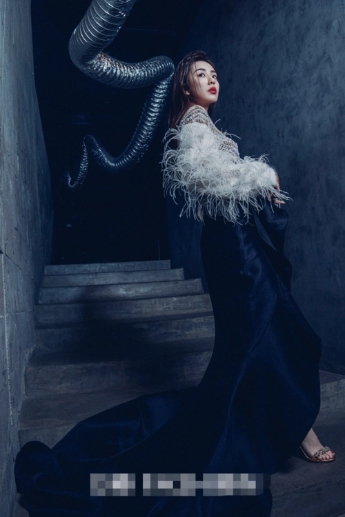 王晓晨冬日大片曝光 烈焰红唇高贵冷艳_凤凰网娱乐_凤凰网