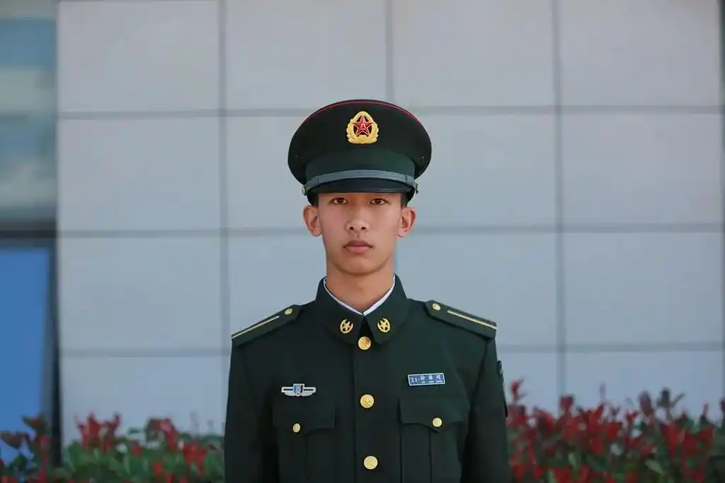 无悔的眼神--士官教育学院士官网络2104班赵志阳在这里,我穿上了军装