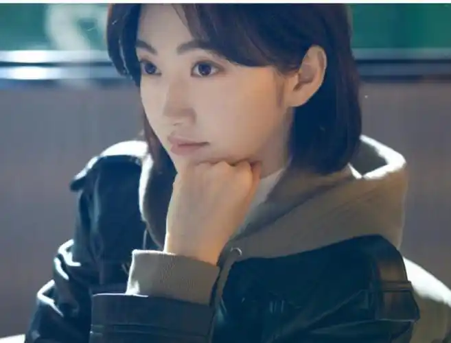 一头短发干练迷人,单身生活过得充实|景甜_新浪新闻