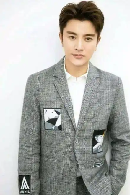 原创33岁贾乃亮近况曝光直播带货24亿刷新纪录网友心疼哥