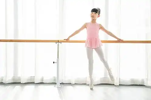 小女孩芭蕾舞_小女孩芭蕾舞图片