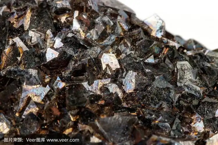 宏观矿物石毒砂在白色背景上