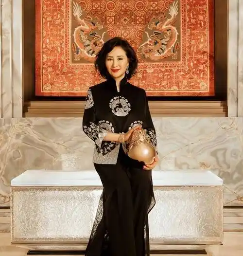 "赌王二房"蓝琼缨:年仅14征服赌王,后一手栽培才女何超琼?