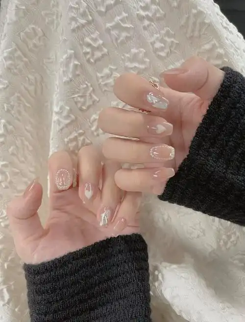 显手白的美甲颜色(手黑的女生做什么颜色的美甲好看)-流速屋