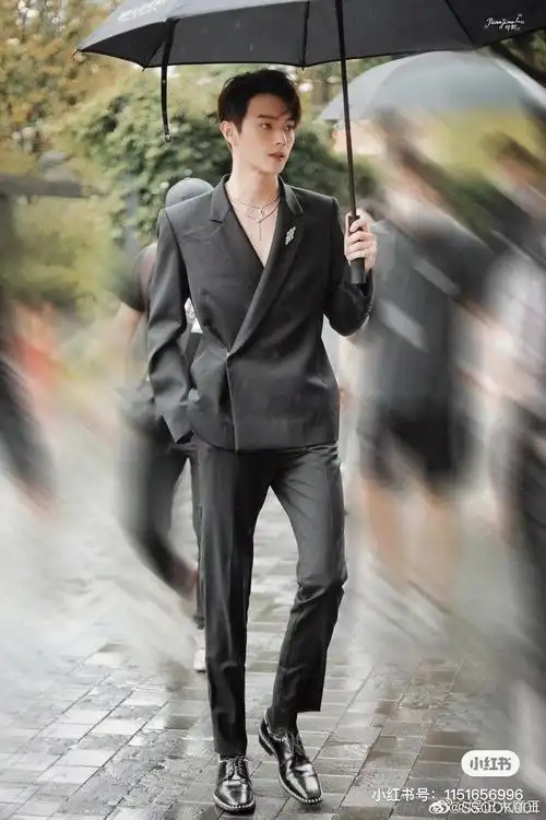 许凯的身材比例哪里好了?他不是经常被吐槽看不出身高有180?