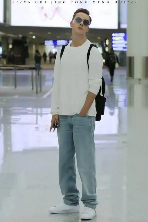 机场街拍的陈伟霆以简单的白色长袖t恤 牛仔裤 小白鞋的搭配,轻松打造