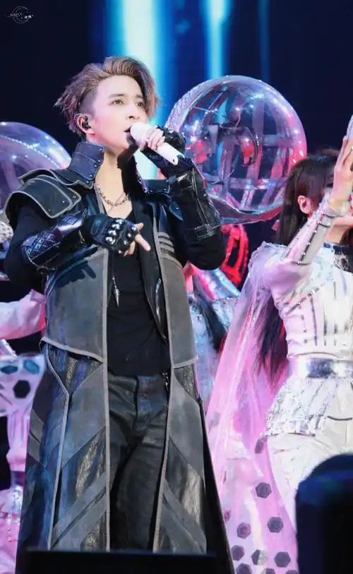 古希腊撩腹肌的神  @薛之谦    240427天外来物镇江