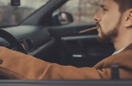 年轻人开车图片