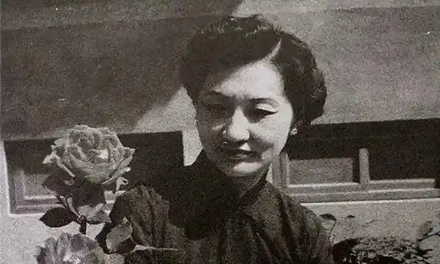 于凤至病逝海外墓碑上留下四个字前夫张学良见之老泪纵横