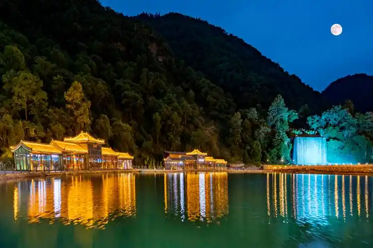 雅安天全喇叭河风景区蓝水晶景点夜景迷人_四川省_旅游_杜鹃