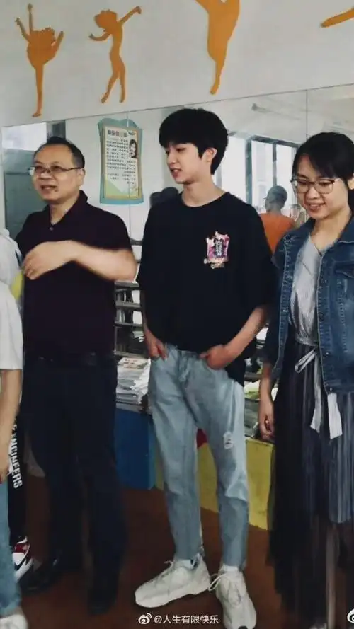 附上刘耀文同学校园生图一张