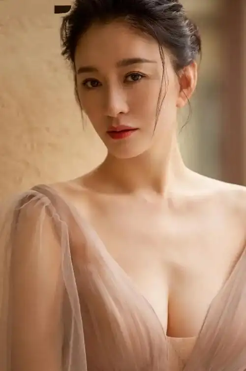 半老徐娘:风姿绰约,肤白貌美 半老徐娘比小仙女更胜一筹,53岁的许晴