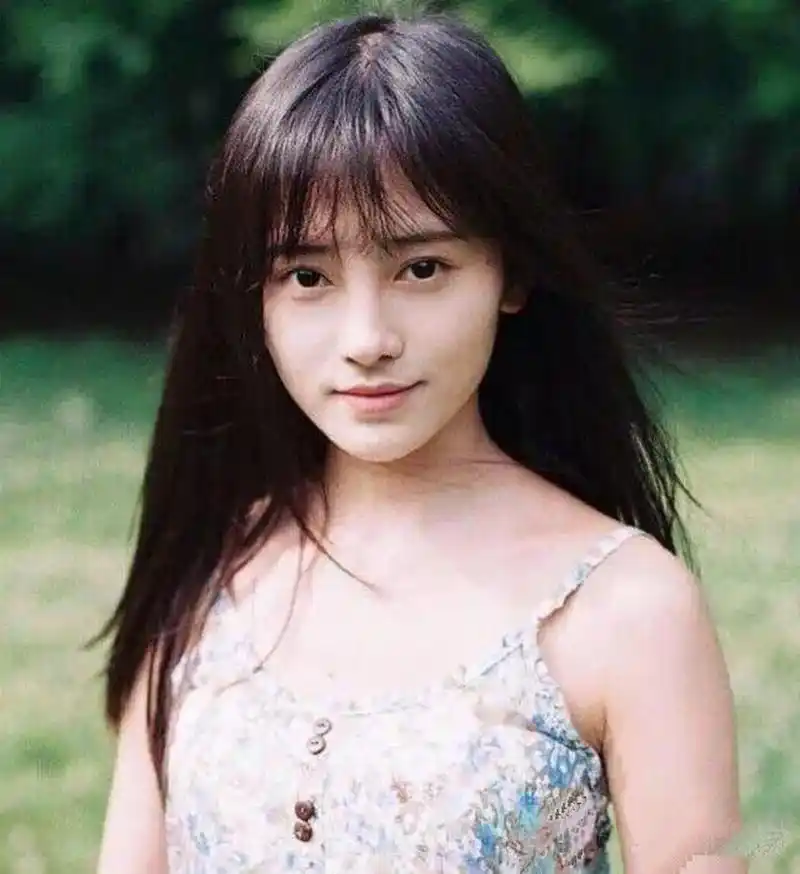 鞠婧祎早期照片,看上去十分清纯秀丽,邻家小妹的既视感.