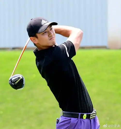 1/ 12 北京时间6月20日,游泳名将宁泽涛晒出自己打高尔夫的照片,并配