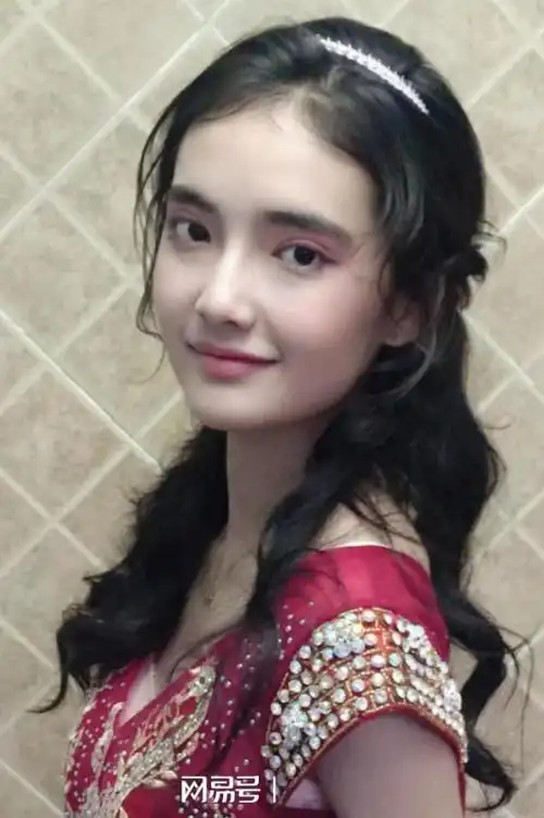 新疆00后新生代美女演员加奈她穿古装好看还是现代装好看