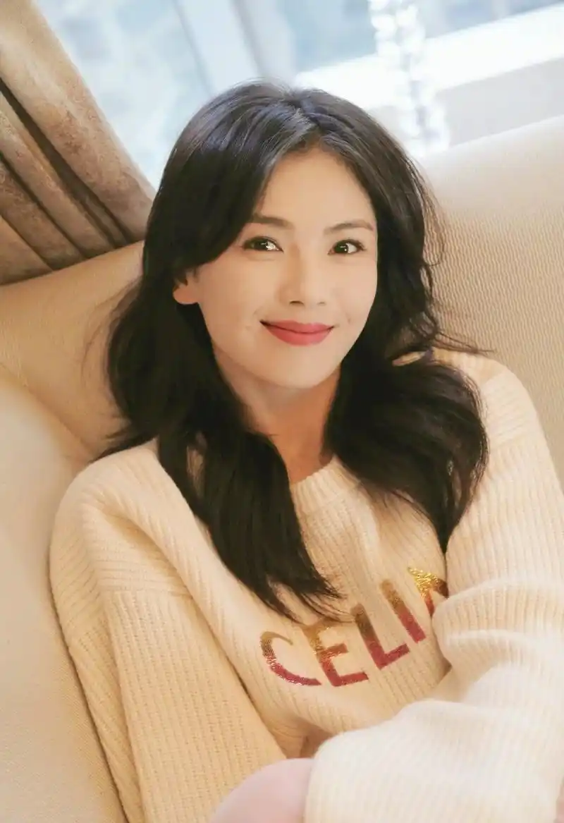 刘涛发布秋日写真照嘟嘴卖萌减龄可爱