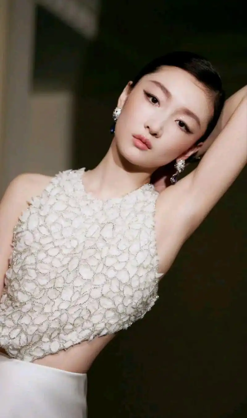 周冬雨:娱乐圈独树一帜的多面达人 周冬雨以其出色的演技和独特的个性