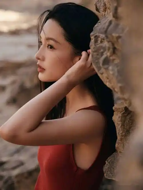 李沁32岁生日写真释出 红白两色交替野性十足_长裙_配文_微博