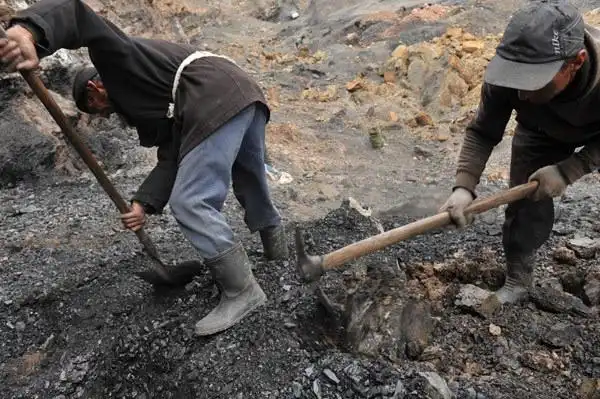 实拍露天矿场采煤工人的真实写照[组图]