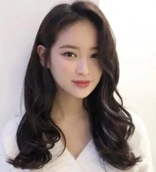 如果真的要说不选择任何发型,那就只能说是长直发,适合各年龄段的女生