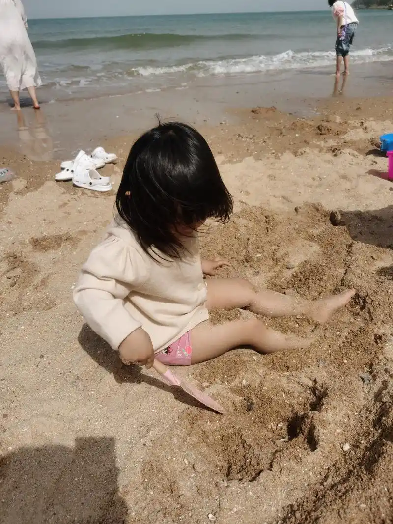 我发现二宝又把屎拉倒裤子了!