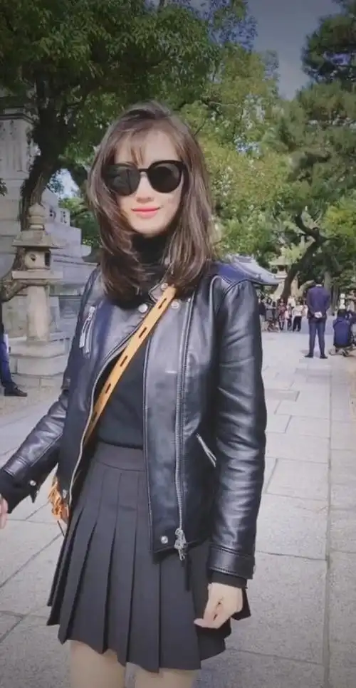 马蓉日系风大秀美腿,晒男友视角美照露甜笑