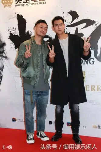 余文乐彭于晏同台出席活动网友彭于晏也真是酷帅有型多了