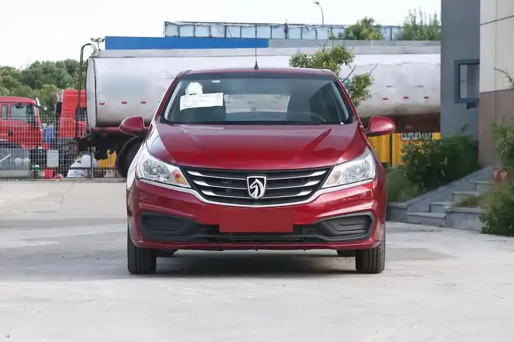 价钱便宜又省油的大5座代步车,空间很实用停车便捷,实拍宝骏310