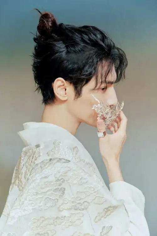 罗云熙说今天不见外了罗云熙朦胧感写真